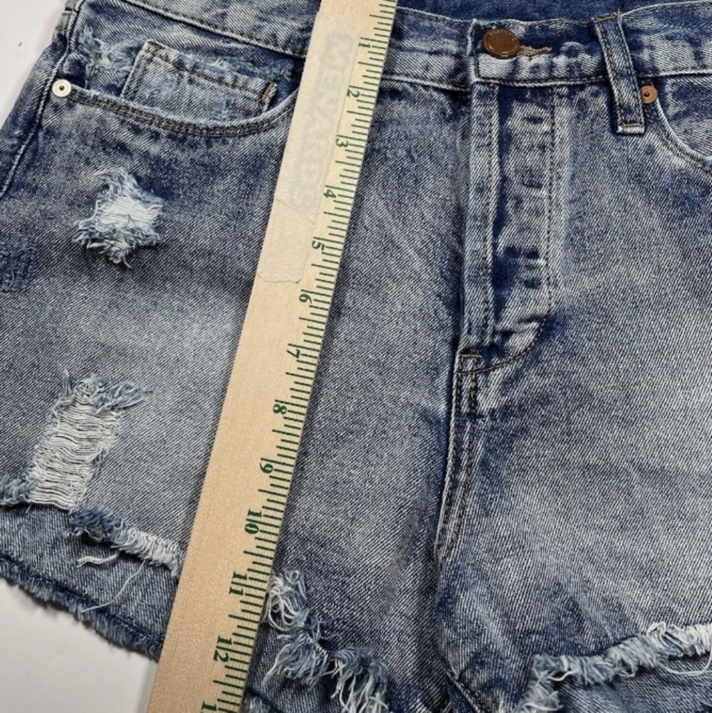 BLANKNYC Women's Hollyweird Distressed Denim Cutoff Shorts Blue Size 29 Mid Rise - Picture 12 of 14